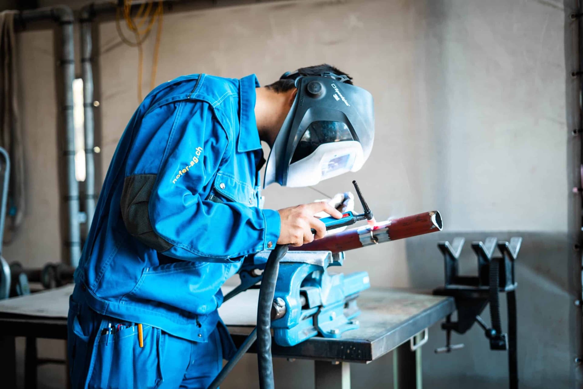 Mitarbeiter der Hofer AG bei der Arbeit in der Werkstatt